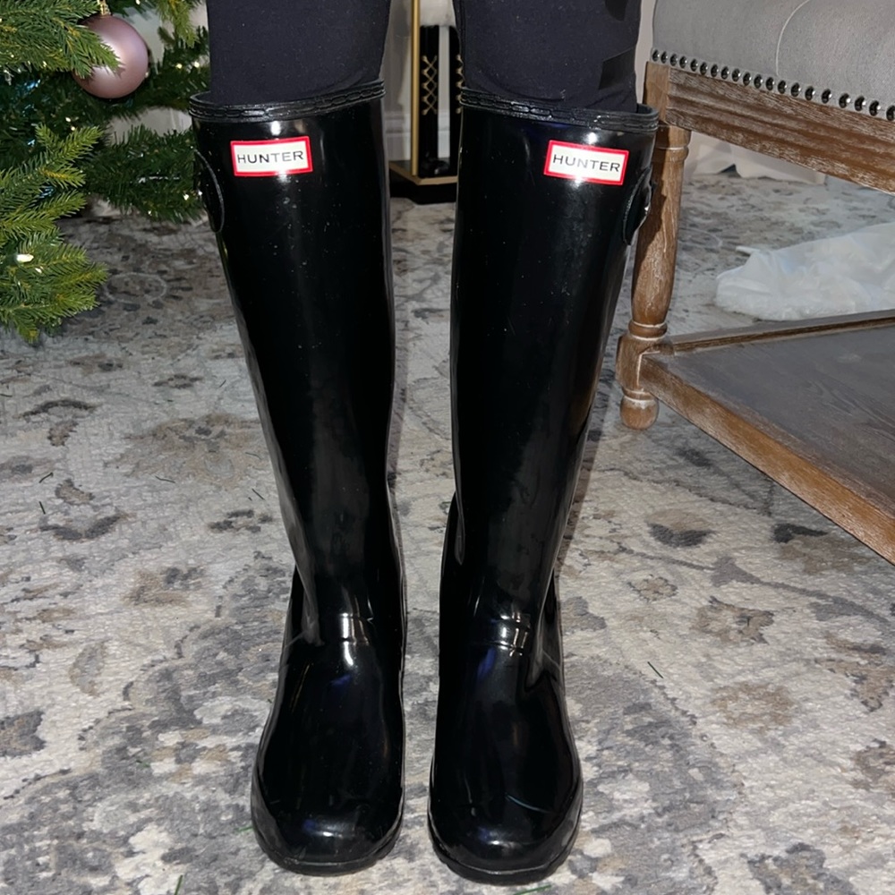 BRAND NEW tall hunter rain boots. Glossy black. Womens size 9